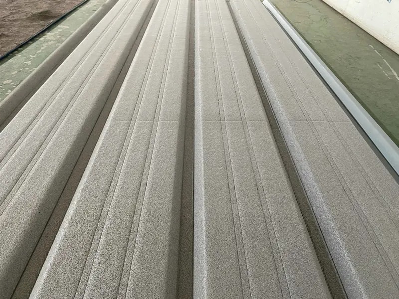 熱覆PE膜隔音隔熱金屬瓦成型機 熱覆PE膜隔音隔熱金屬瓦成型機