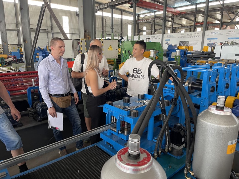 俄羅斯客戶親臨體驗光伏支架設備試機與驗貨過程