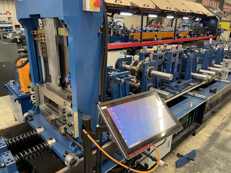 巴西客戶全自動PLC觸摸屏尺寸可調節CZ型鋼設備