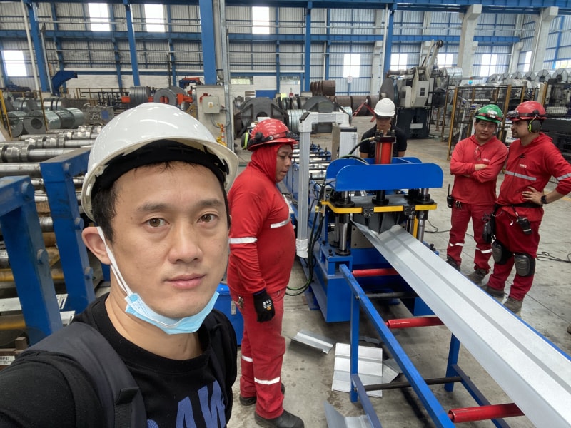 滄州中拓冷彎成型設備彩鋼脊瓦機順利抵達厄瓜多爾推動當地產業(yè)革新