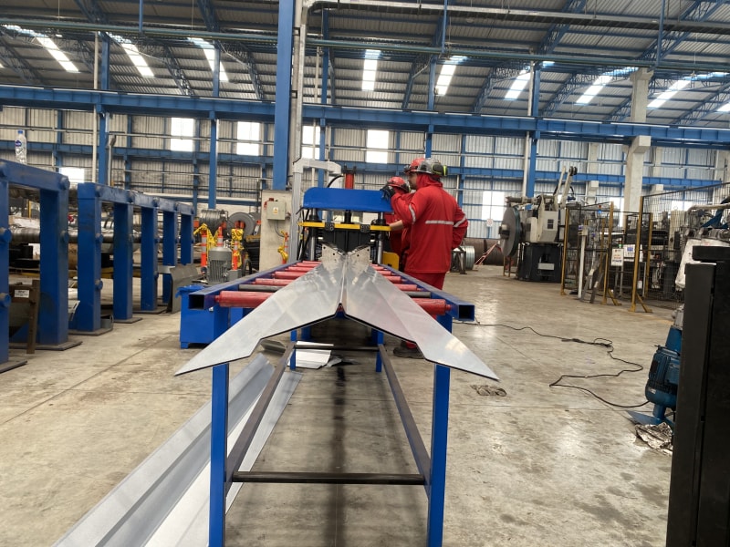 滄州中拓冷彎成型設(shè)備彩鋼脊瓦機(jī)順利抵達(dá)厄瓜多爾推動(dòng)當(dāng)?shù)禺a(chǎn)業(yè)革新 滄州中拓冷彎成型設(shè)備彩鋼脊瓦機(jī)順利抵達(dá)厄瓜多爾推動(dòng)當(dāng)?shù)禺a(chǎn)業(yè)革新