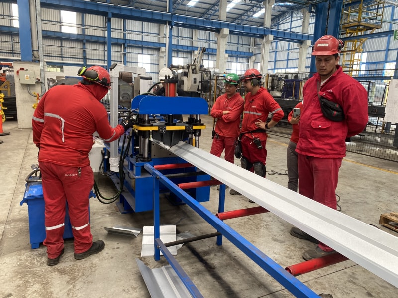 滄州中拓冷彎成型設(shè)備彩鋼脊瓦機(jī)順利抵達(dá)厄瓜多爾推動(dòng)當(dāng)?shù)禺a(chǎn)業(yè)革新 滄州中拓冷彎成型設(shè)備彩鋼脊瓦機(jī)順利抵達(dá)厄瓜多爾推動(dòng)當(dāng)?shù)禺a(chǎn)業(yè)革新