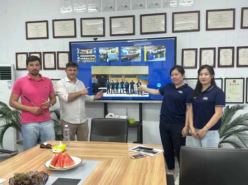 品質(zhì)鑄就信任：巴西客戶批量采購PU復(fù)合板、琉璃瓦及TR35單板成型機