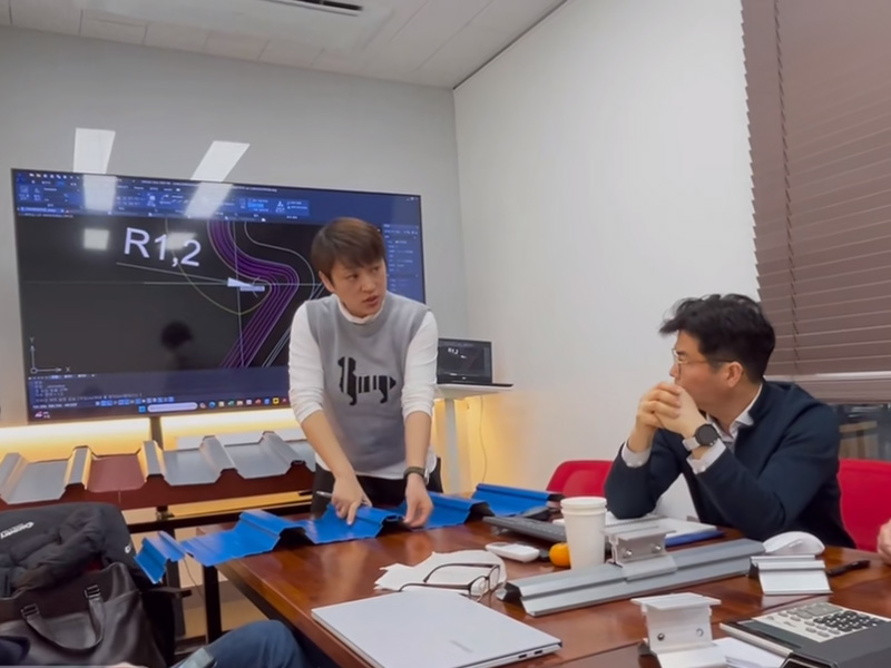 跳出 “內(nèi)卷” 漩渦！中拓冷彎聯(lián)合韓方研發(fā)光伏屋面板型，邁向綠色能源新時(shí)代