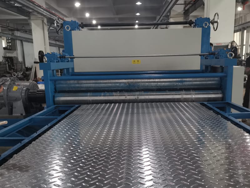 滄州中拓機(jī)械蛇年首單！柳葉型壓花機(jī)設(shè)備遠(yuǎn)銷巴西