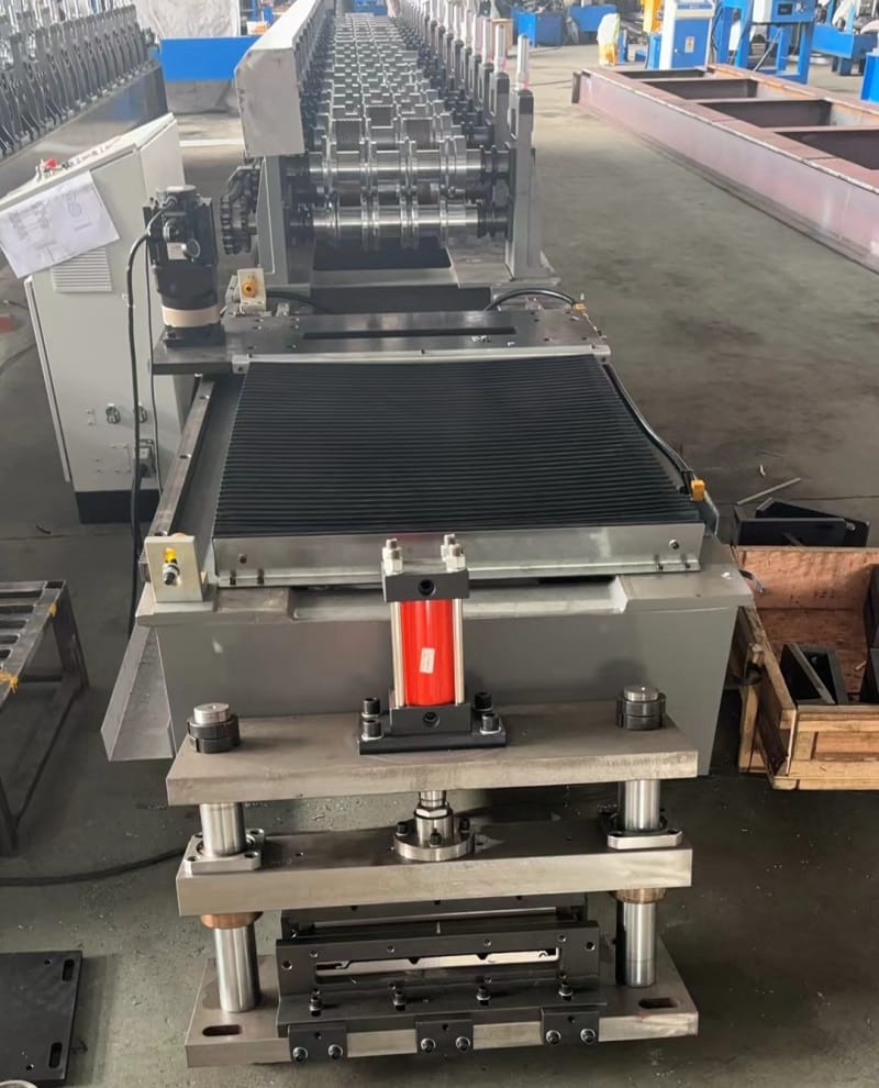 美國扣板滾壓成型機在建筑行業的應用與價值 美國扣板滾壓成型機在建筑行業的應用與價值